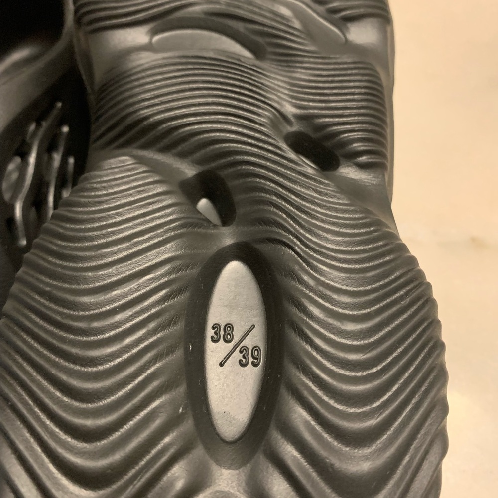 Inspired rubber foam yezzy🖤 Never Worn🖤